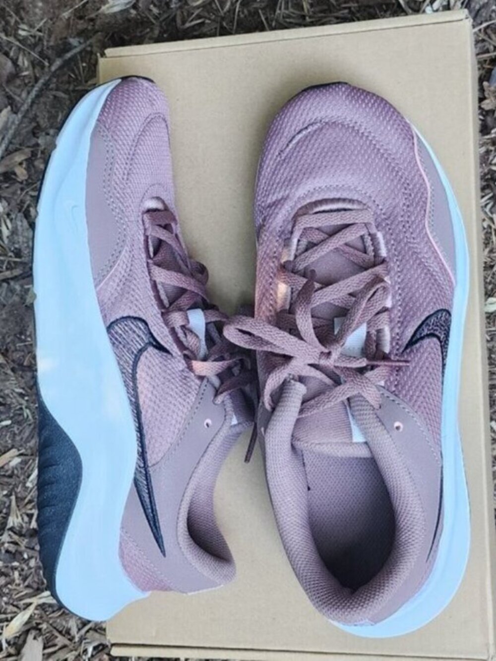 *NIB* Nike Essential Legend 3 size W 8 smoky Mauve